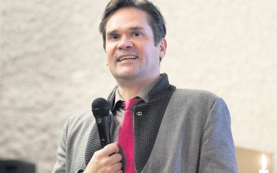 Mika Aaltola puhujana Petäjäveden lukiossa