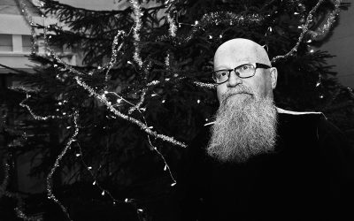 Ihmisen näköinen pappi poistuu bluesin soidessa