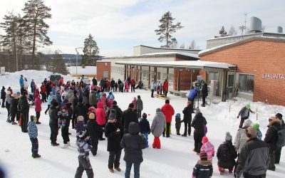 Aurinko paistoi kirkkaasti hippohiihtäjille