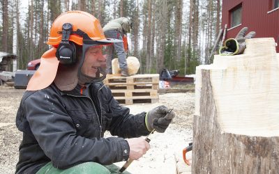 Moottorisahaveistokurssilla puupöllistä kuoriutui Pikku Myy