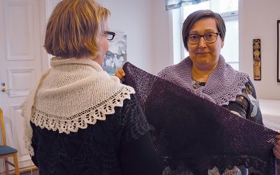 Leppoisia naisteniltoja luvassa Pappilassa lohtuhuivien ääressä