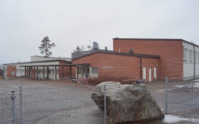 Koulut kiinni ja yli 70-vuotiaat koteihin
