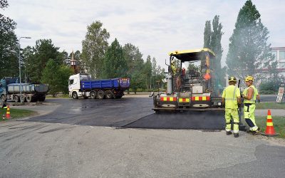 Keskustan tiet päällystetään tällä viikolla – läpikulkuliikennettä kannattaa välttää (Juttu vain tilaajille)