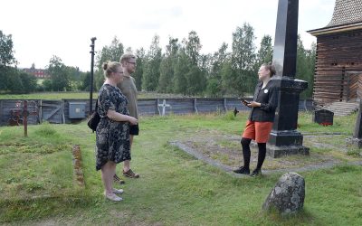 Lähes 200 vuotta – yli 9 000 vainajaa: Teemaopastuksella saatiin tietoa vanhan kirkon hautausmaasta (Juttu vain tilaajille)