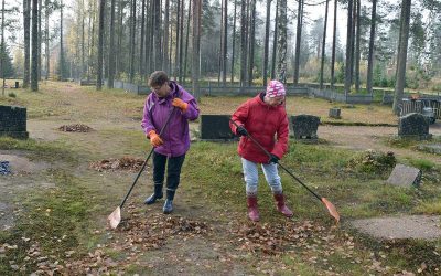 Hautausmaa siistiksi haravointitalkoilla (Juttu vain tilaajille)