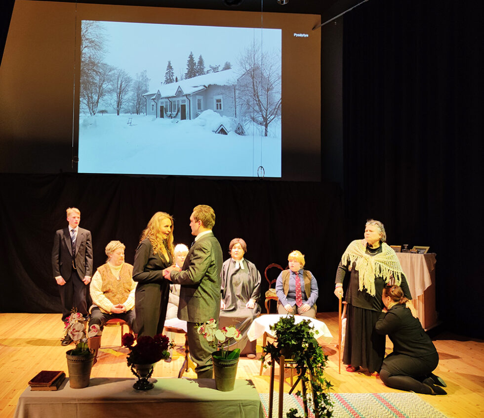 Pet j veden Teatterin Niskavuoren Naisissa Perinteiden Kunnioittaminen 